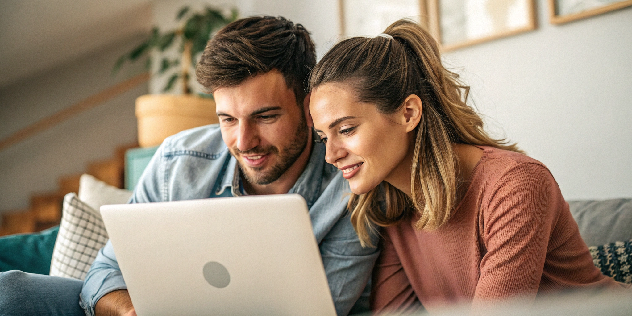 Koppel die op laptop kijkt.