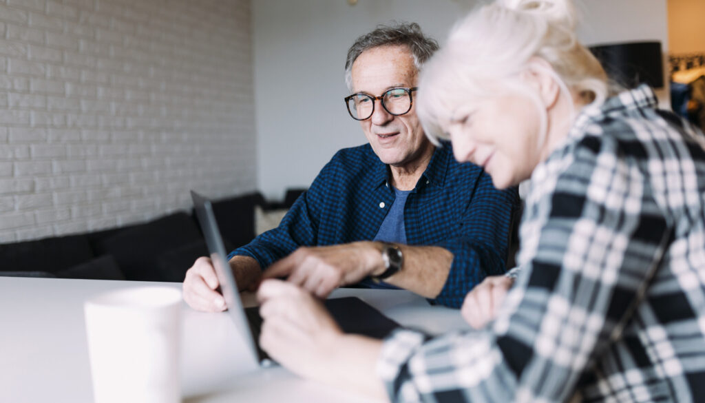 Stel neemt pensioenzaken door via een laptop