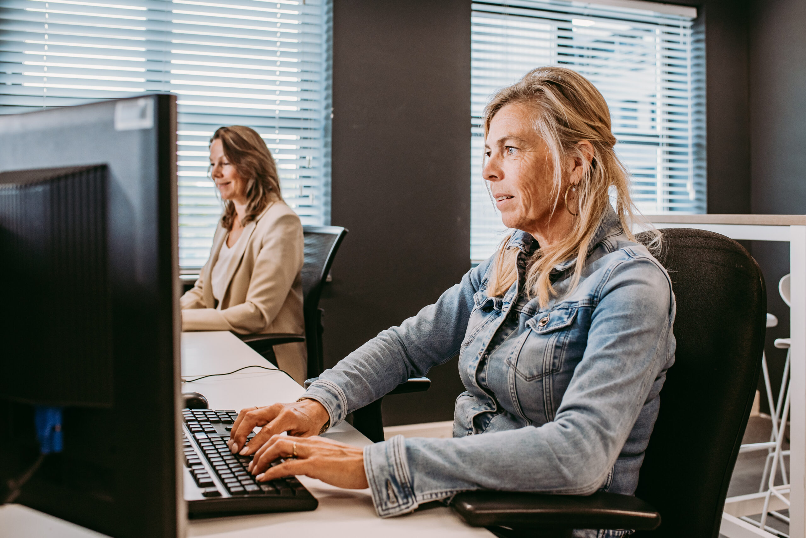 Advitas-medewerkers aan het werk op kantoor