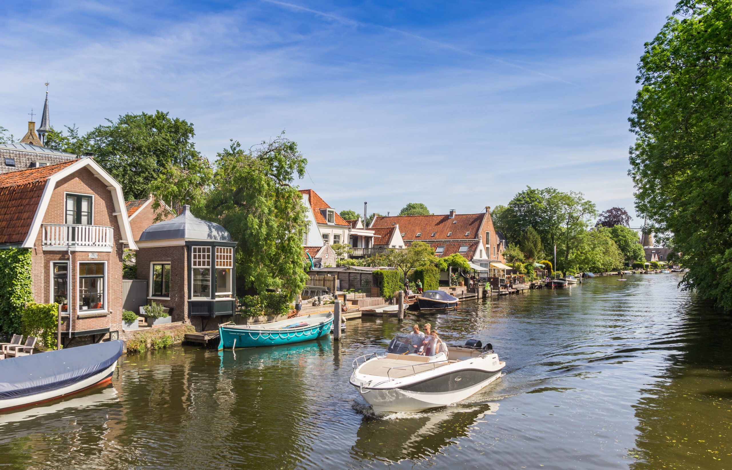 Boot vaart in kanaal