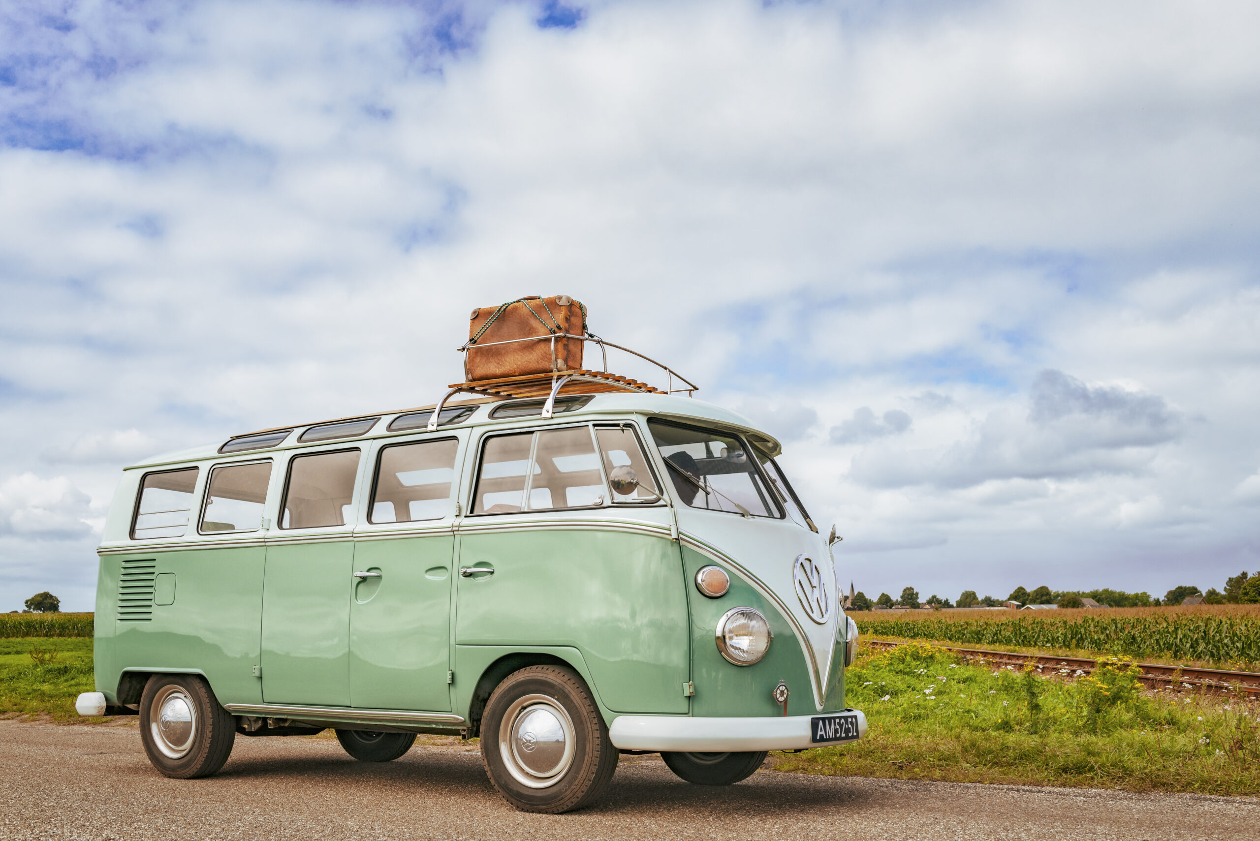 Old school Volkswagen busje langs de weg.