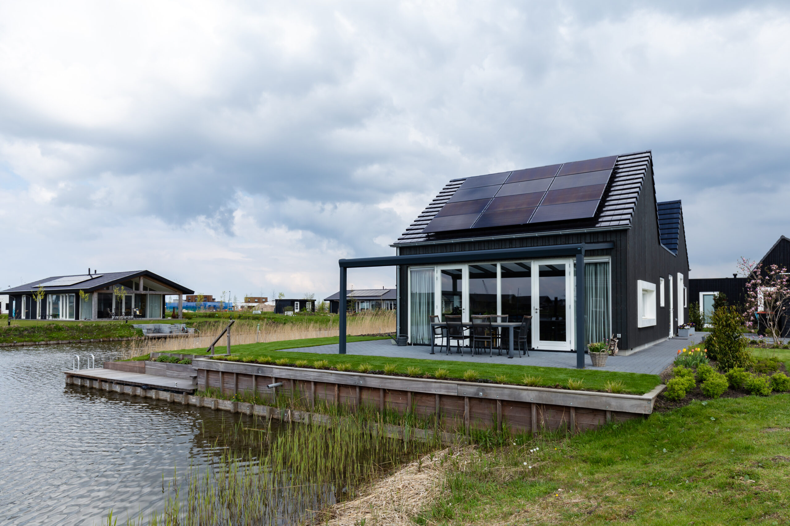 Recreatiewoning aan het water met zonnepanelen.