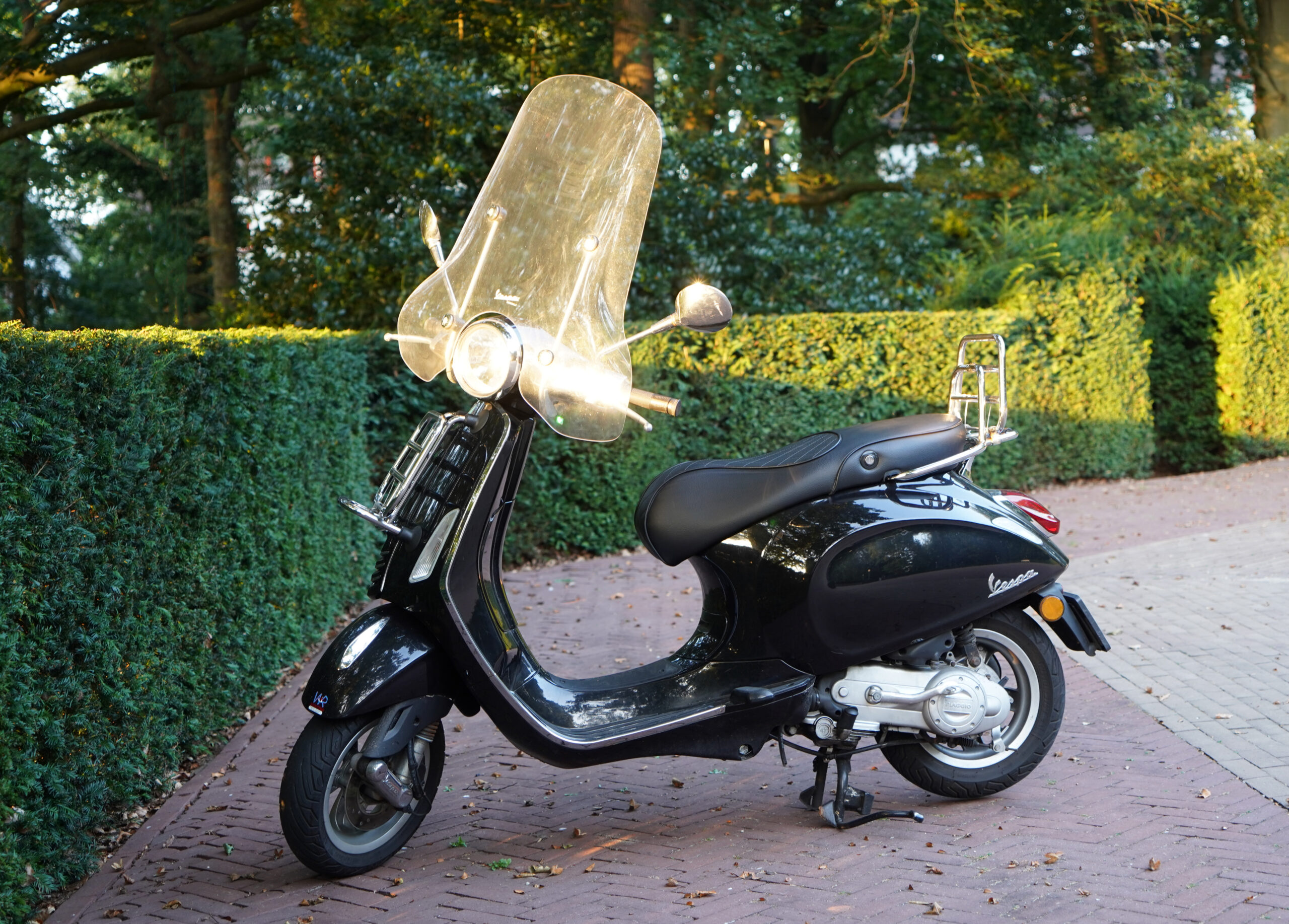 Een scooter die geparkeerd staat.