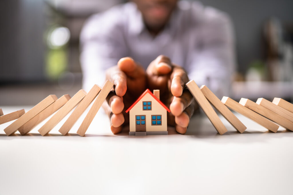 Vastgoed- en woningverzekering: dominosteeneffect en bescherming tegen risico's.