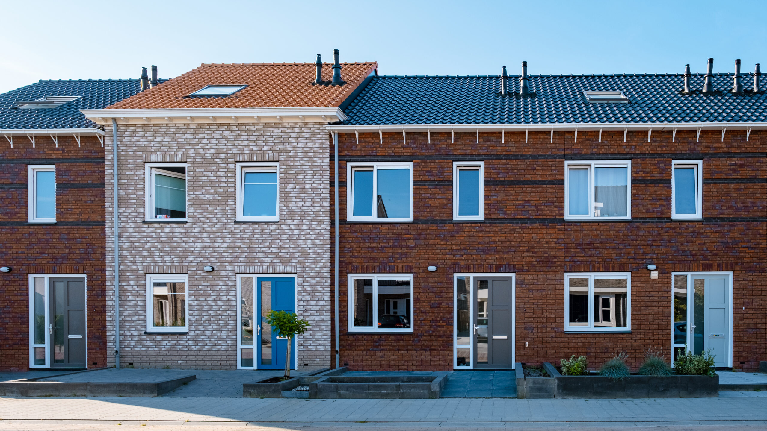 De voorkant van nieuwbouw woningen.