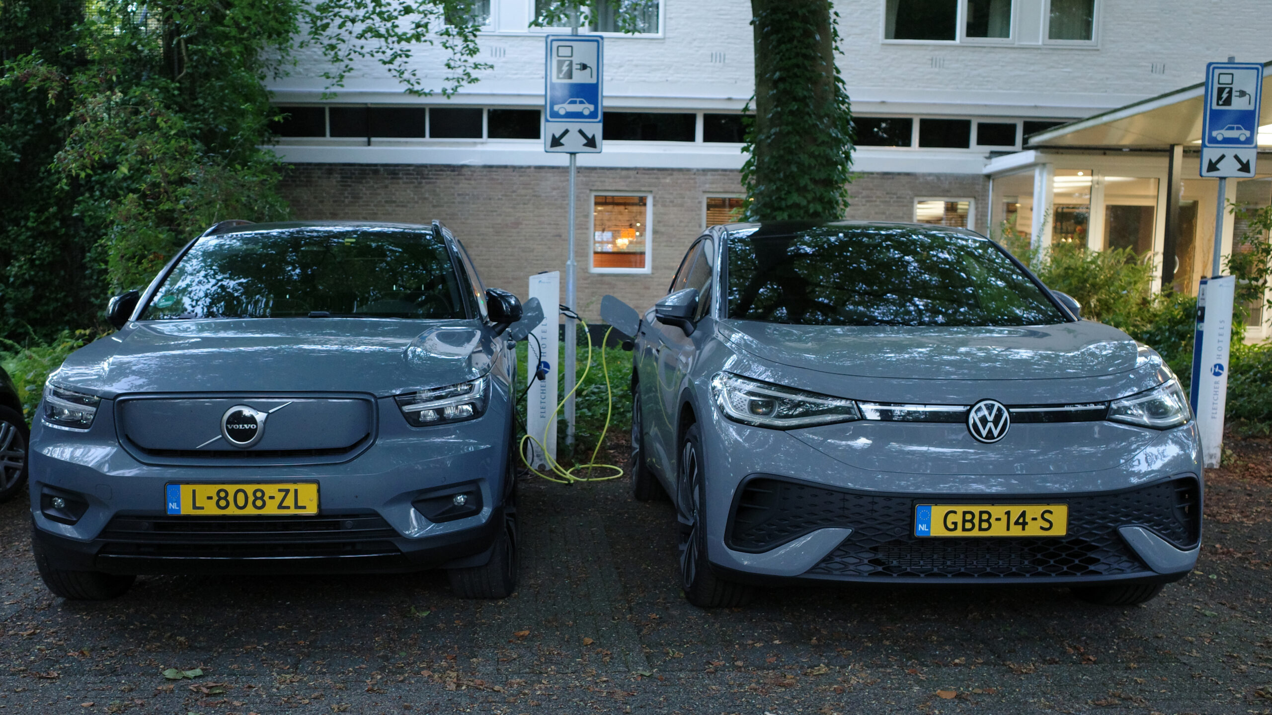 Twee elektrische auto's worden opgeladen op een oplaad parkeerplaats.