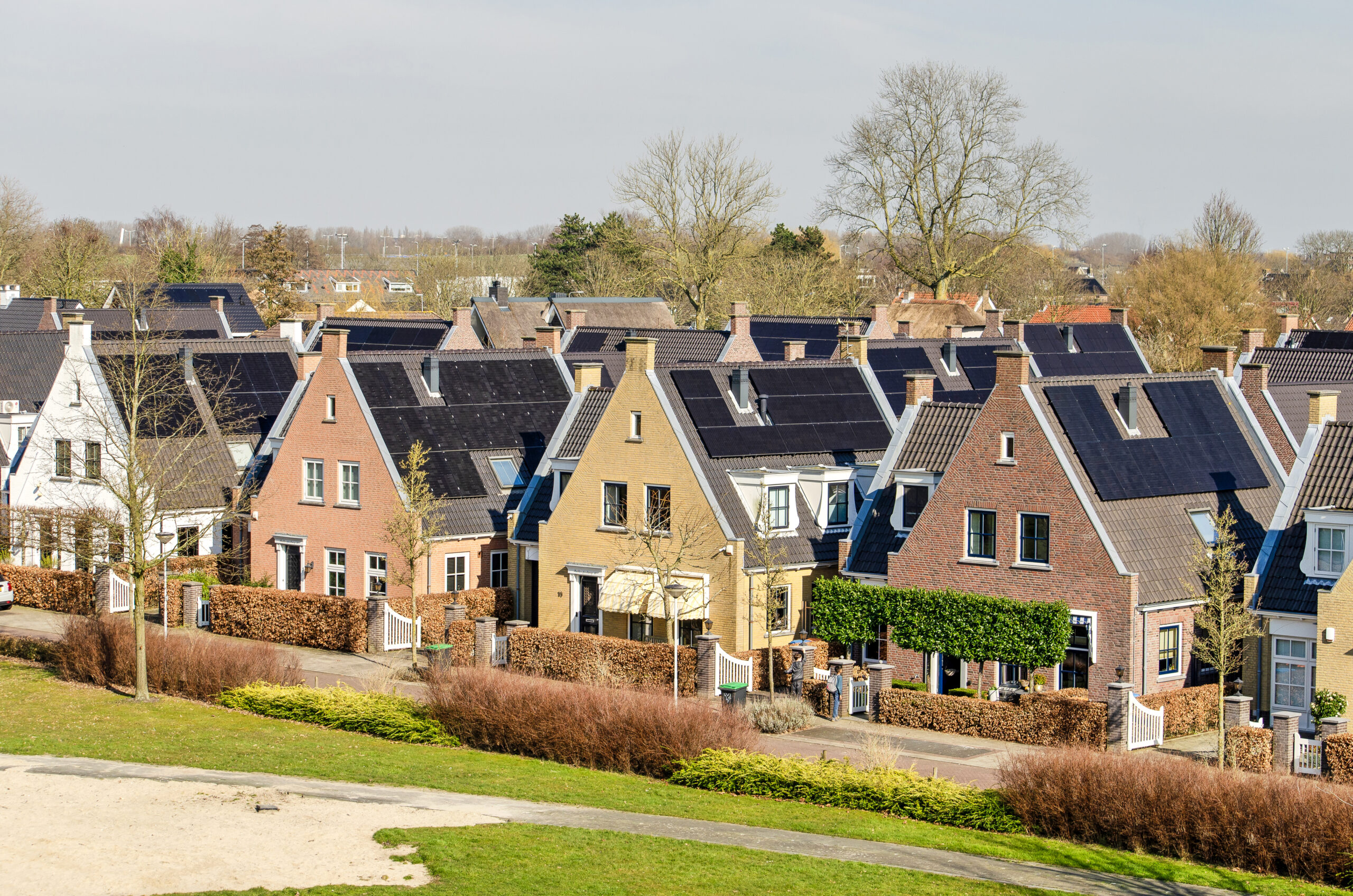 dorpsachtige, traditionele bakstenen huizen met zonnepanelen in de wijk Carnisselande
