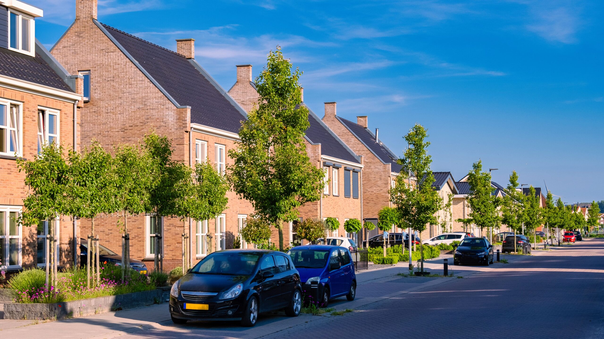 Moderne woonwijk met nieuwgebouwde gezinswoningen in Nederland.