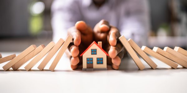 Vastgoed- en woningverzekering: dominosteeneffect en bescherming tegen risico's.