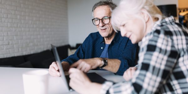 Stel neemt pensioenzaken door via een laptop